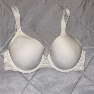 Vanity Fair Lightly Lined Lace Bra – Size 34C